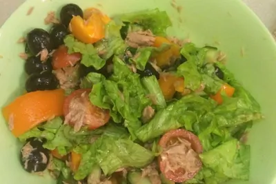 Овощной салат с консервированным тунцом