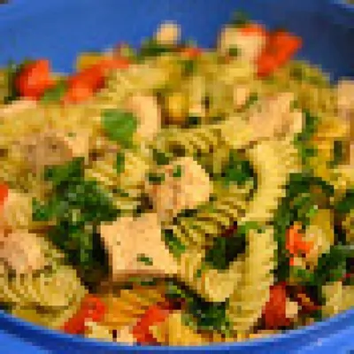 Холодный салат с фузилли, индейкой и сладким перцем