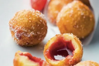 Пончики с клубнично-ванильной начинкой