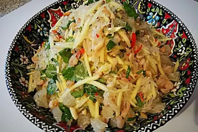 Вьетнамский салат с зеленым манго, креветками и помело