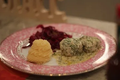 Фрикадельки c кремовой заправкой из сметаны с соусом табаско