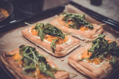 Открытый пряный пирог с тыквой и зеленым соусом табаско