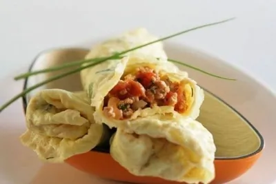 Омлетные рулетики с курицей, помидорами и зеленью