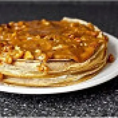 Блинный торт из бананов с йогуртом и глазурью из грецкого ореха