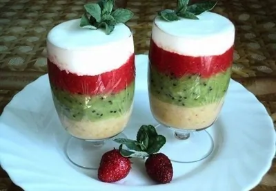 Фруктовый десерт с мороженым