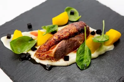 Утка сувид с маринованными яблоками и парметье из кольраби от Simple Pleasures