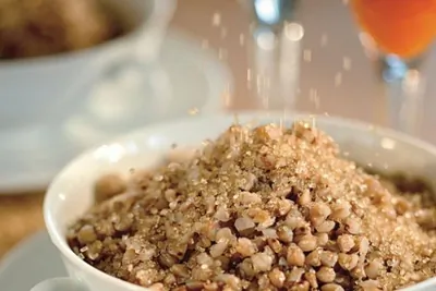 Рассыпчатая гречка с яблочно-морковным шотом