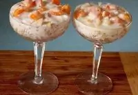 Слоеный фруктовый десерт с пломбиром и печеньем