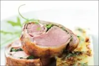 Жареное седло барашка под коркой из пряных трав