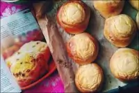 Ватрушки из дрожжевого теста, мандаринов и сахара