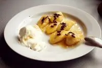 Жареный банан с ромовым соусом и темным шоколадом