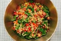 Салат из киноа со щавелем и овощами