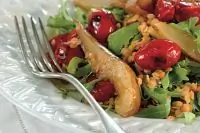 Теплый салат из чечевицы с грушей и печеными томатами