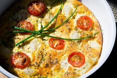 Фриттата с черри, кабачком и горохом