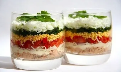 Легкий слоеный салат с курицей и помидорами