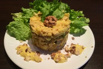 Салат из курицы, яблок, сельдерея и винограда с карри заправкой