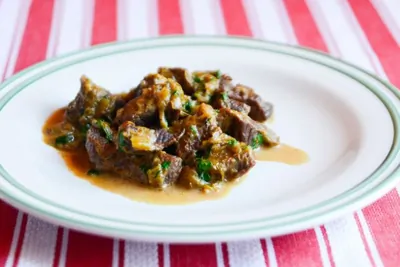 Тушеная говядина с луком-пореем