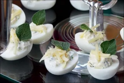 Яйца цесарки, фаршированные сыром и тархуном