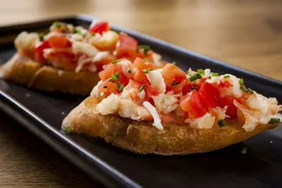 Брускетта с камчатским крабом