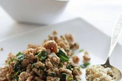 Салат с травами, рубленой курицей и пряной заправкой