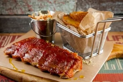 Жареные свиные ребра в соусе BBQ с овощным салатом и печеным картофелем