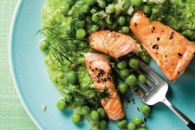 Жареный лосось с гороховым пюре