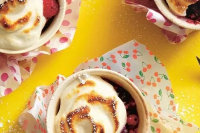 Запеченые ягоды с бисквитом и меренгой