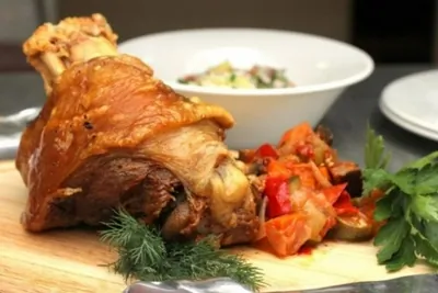 Запеченная свиная рулька с обжаренным картофелем и тушеной квашеной капустой