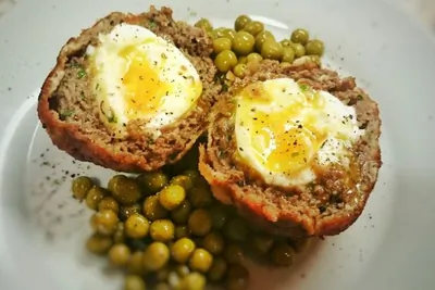 Говяжья котлета с яйцом всмятку