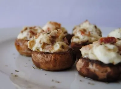 Шампиньоны фаршированные беконом под сырной корочкой