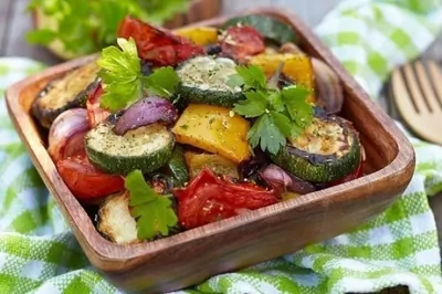 Теплый салат из запеченных баклажанов и цукини