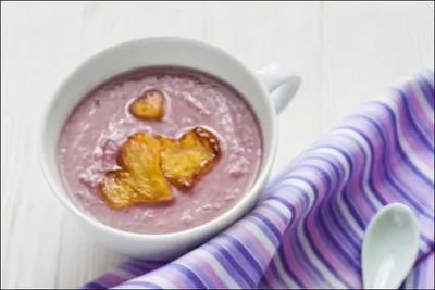 Суп из красной капусты с яблочными сердечками