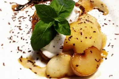 Фрукты фламбе с мороженым