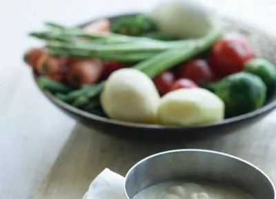 Молодые овощи с перловкой и йогуртовым соусом