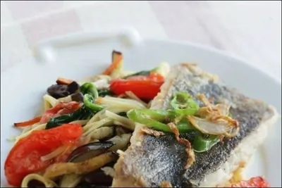 Жареная треска с рисовой лапшой и овощами