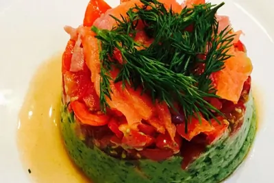 Тимбал из авокадо с копченым лососем