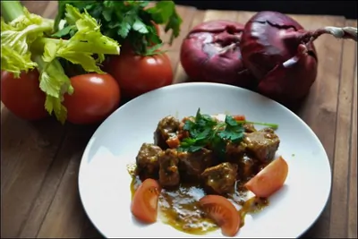 Тушеная говядина с овощами и панчеттой в карри