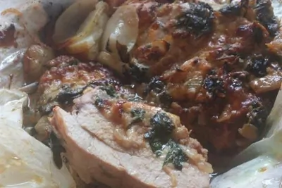 Куриная грудка, фаршированная шпинатом с сыром в орехово-чесночной оплетке