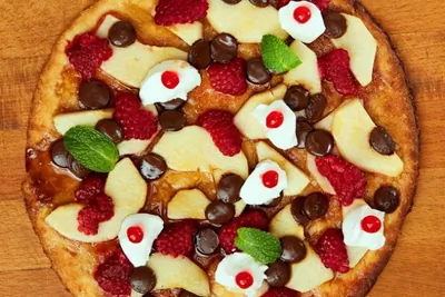 Сладкая пицца с грушей в карамели малиной и крем сыром