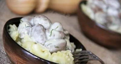 Куриные сердечки в сырном соусе