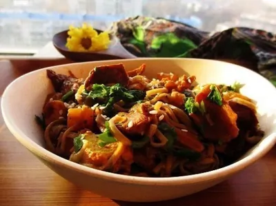 Гречневая лапша с тыквой, лисичками и курицей