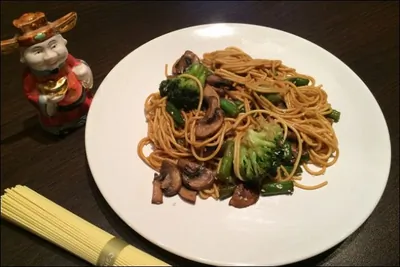 Яичная лапша с брокколи и грибами