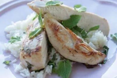 Курица с рисом и мятным соусом
