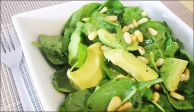 Салат шпинат с виноградом, авокадо, огурцом, орехами и оливковым маслом