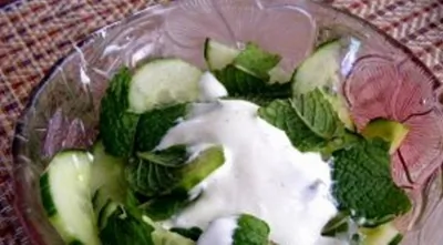 Салат из огурца, мяты и йогурта