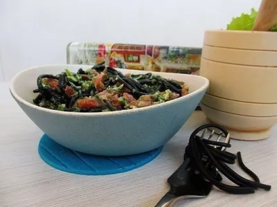 Паста с песто из шпината и черемши с копченым лососем