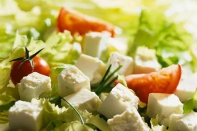 Салат с роменом, томатами, огурцом, фетой и питой