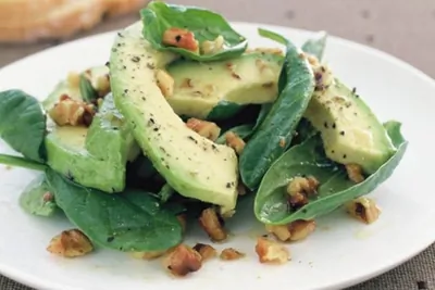 Салат со шпинатом, грецким орехом и авокадо