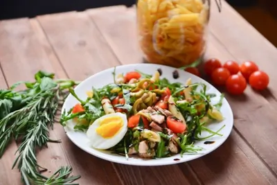 Холодный салат с пастой пенне и курицей