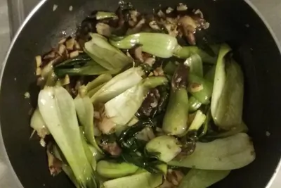 Острый пак-чой с грибами шиитаке